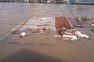 Hiện trường vụ sạt lở 5 căn nhà tại bờ sông Ô Môn