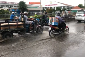 Quốc lộ 13 ngập chìm trong nước sau cơn mưa nhỏ