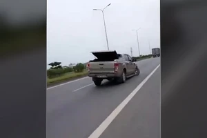 Gây tai nạn, xe bán tải còn 3 bánh vẫn cố bỏ chạy 60 km