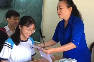 Cô giáo ở TP.HCM thưởng tiền cho học sinh được điểm cao