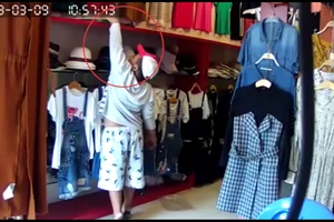Clip: Bé trai 10 tuổi theo ‘cha’ dàn cảnh ăn trộm