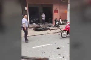 Clip: Hiện trường vụ nổ tại Công an phường 12, quận Tân Bình