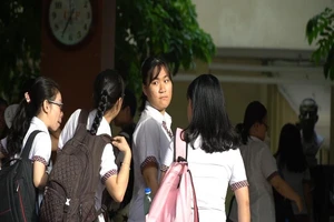 Thí sinh tự tin bước vào thi môn văn 