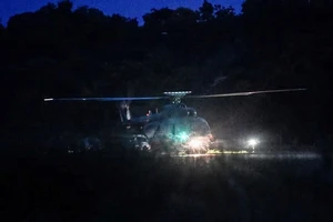 Đang tiến hành đưa các cầu thủ của đội bóng Thái ra khỏi hang