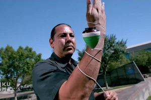 Màn biểu diễn con quay hút mắt người xem 