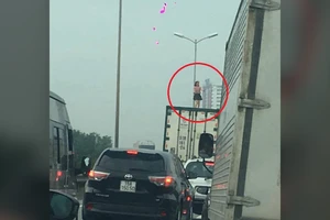 Hoảng hồn với người phụ nữ nhảy múa trên thùng xe container
