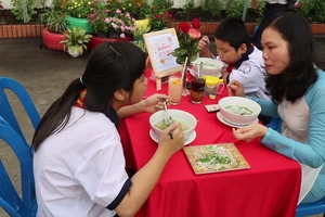 Clip: Học sinh ăn sáng, trò chuyện tiếng Anh với hiệu trưởng