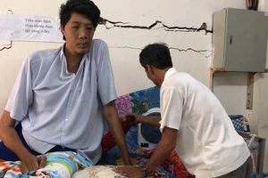 Clip: Kỳ lạ người đàn ông cao 2,5 m tại Cà Mau