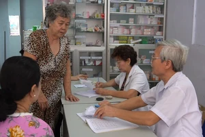 Phòng khám miễn phí của những blouse trắng quân hàm xanh 