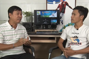 'Lót tay' để qua nhiều lớp cổng vào sân vận động Mỹ Đình