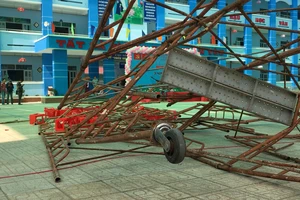 Hiện trường vụ sập giàn giáo khiến 25 học sinh bị thương