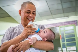 Người cha độc thân của 80 đứa trẻ 