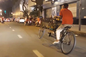 Người đàn ông chạy xích lô bằng 2 bánh 'đi bão' ở Sài Gòn