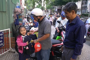 Thầy hiệu trưởng 7 năm đứng đón học trò