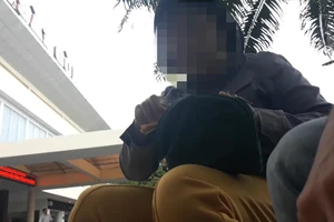 Clip: Cò vé công khai chèo kéo ở Ga Sài Gòn