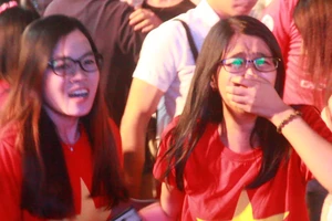 CĐV khóc ngất khi đội tuyển Việt Nam giành vé vào tứ kết