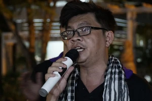 Đội tình nguyện SV07- Đi hát dạo để làm thiện nguyện