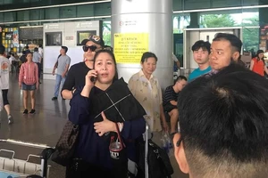 Linh cữu Anh Vũ đi ngang chào sân khấu kịch Phú Nhuận