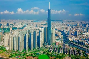 Nhìn được gì từ nóc tòa nhà cao 400 m?