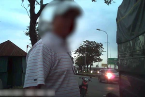 Video: Tài xế toát mồ hôi khi qua chốt CSGT