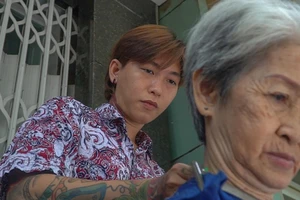 Tiệm cắt tóc 0 đồng chỉ mở vào ban trưa