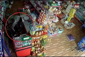 Đánh lạc hướng để trộm 40 triệu đồng và 2 điện thoại di động