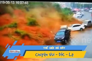 Video: Lở đất kinh hoàng vùi lấp nhiều ô tô