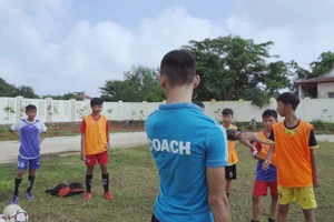 Chắp cánh giấc mơ sân cỏ cho “The Dream“