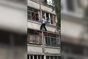 Hồi hộp giải cứu bé năm tháng tuổi bị cha say xỉn dọa giết