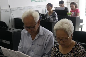 Lớp piano của những học viên tóc bạc