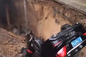 Video: Hố tử thần nuốt chửng 2 xe hơi