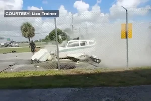 Máy bay hạ cánh, suýt tông vào 1 người trên mặt đất