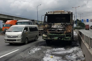 Video: Hiện trường xe ben bị cháy rụi tại quận Thủ Đức