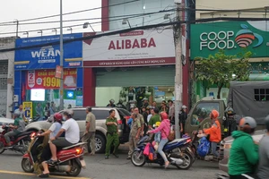 Clip: Công an tiếp tục thu tài liệu của Alibaba ở Thủ Đức