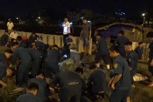 Trắng đêm khắc phục sự cố vỡ tường bao tại quận 8