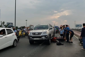 Hiện trường hai vụ tai nạn liên tiếp trên cầu Bình Lợi 