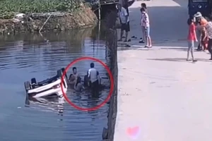 Người dân cùng nhau giải cứu bốn người mắc kẹt dưới sông