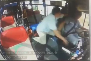 Cụ ông hành hung tài xế vì không được xuống xe