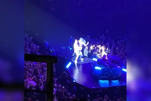 Quẩy quá đà, Lady Gaga 'lọt' sân khấu
