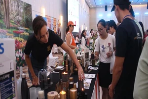 Độc đáo hội chợ từ thiện của CLB Lãnh sự