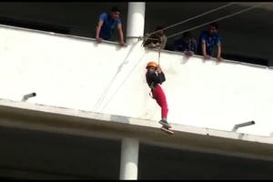 Bé gái rơi từ độ cao 9 m do sơ suất của trường học
