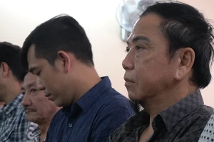 Nghệ sĩ Hồng Tơ cúi đầu mô Phật hối lỗi trước tòa