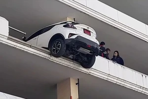 Đạp nhầm số lùi, tài xế và xe suýt lao ra khỏi bãi đậu