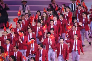 Đoàn thể thao Việt Nam trong lễ diễu hành khai mạc SEA Game 30