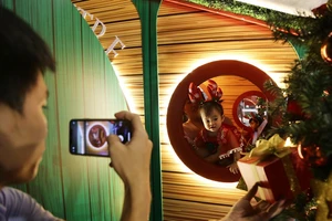 Video: Người Sài Gòn nô nức xuống phố đón Noel sớm 