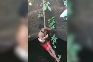 Xuống tận giếng sâu để giải cứu trăn mắc kẹt