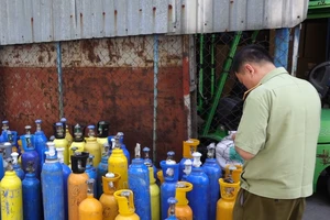 Clip: Bắt giữ hơn 100 bình khí cười không rõ xuất xứ