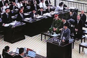 Video: Cựu phó tổng giám đốc MobiFone bật khóc tại tòa