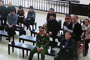 Lê Nam Trà bật khóc, xin giảm tội cho các đồng sự MobiFone