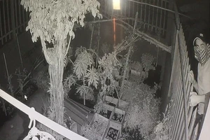 Video: Kẻ trộm vào nhà lấy 3 xe máy tại Thủ Đức